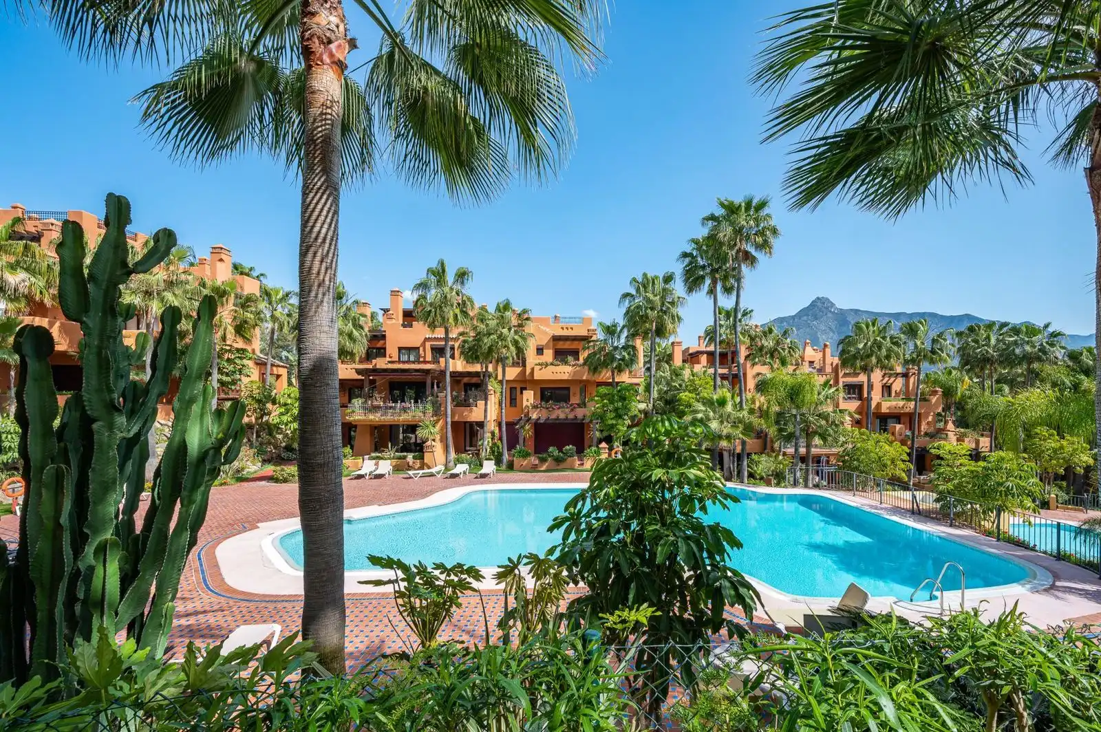 Jardín de Ático en venta en Marbella con Terraza, Trastero y Piscina comunitaria