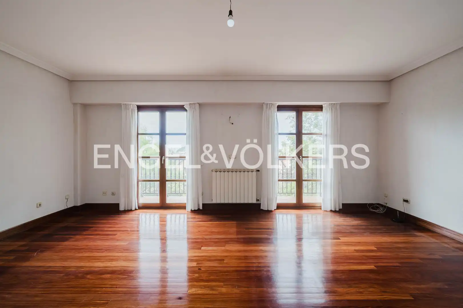 Sala d'estar de Casa adosada en venda en Donostia - San Sebastián  amb Calefacció, Jardí privat i Balcó