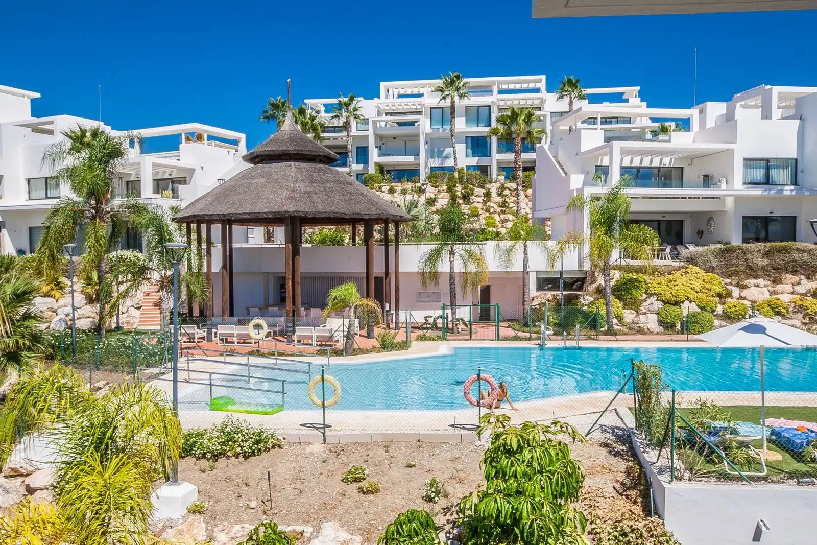 Vista exterior de Apartament en venda en Estepona amb Aire condicionat, Traster i Piscina