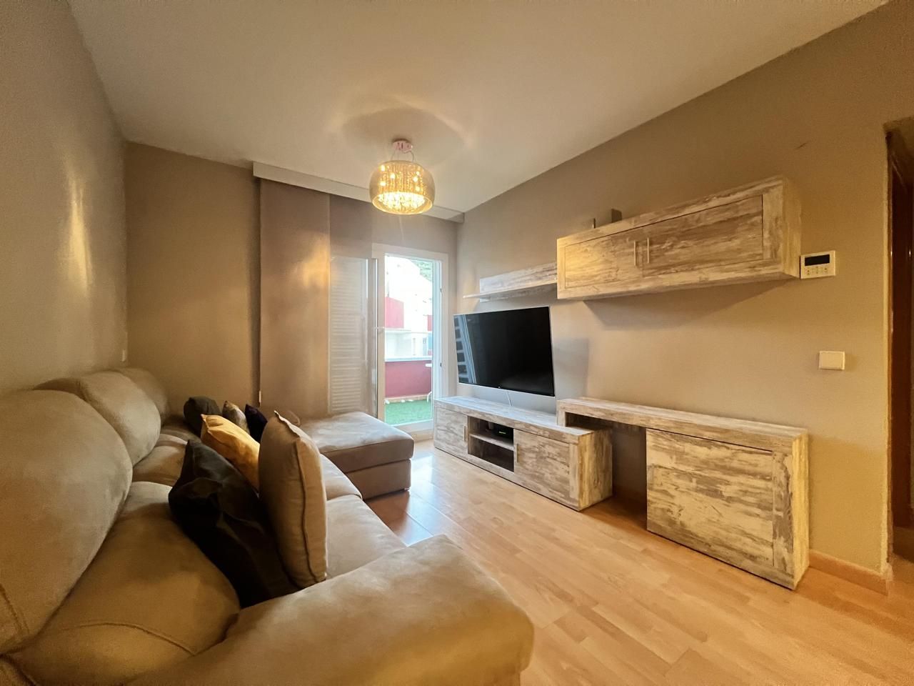 Sala d'estar de Àtic de lloguer en Benalmádena amb Aire condicionat, Terrassa i Moblat