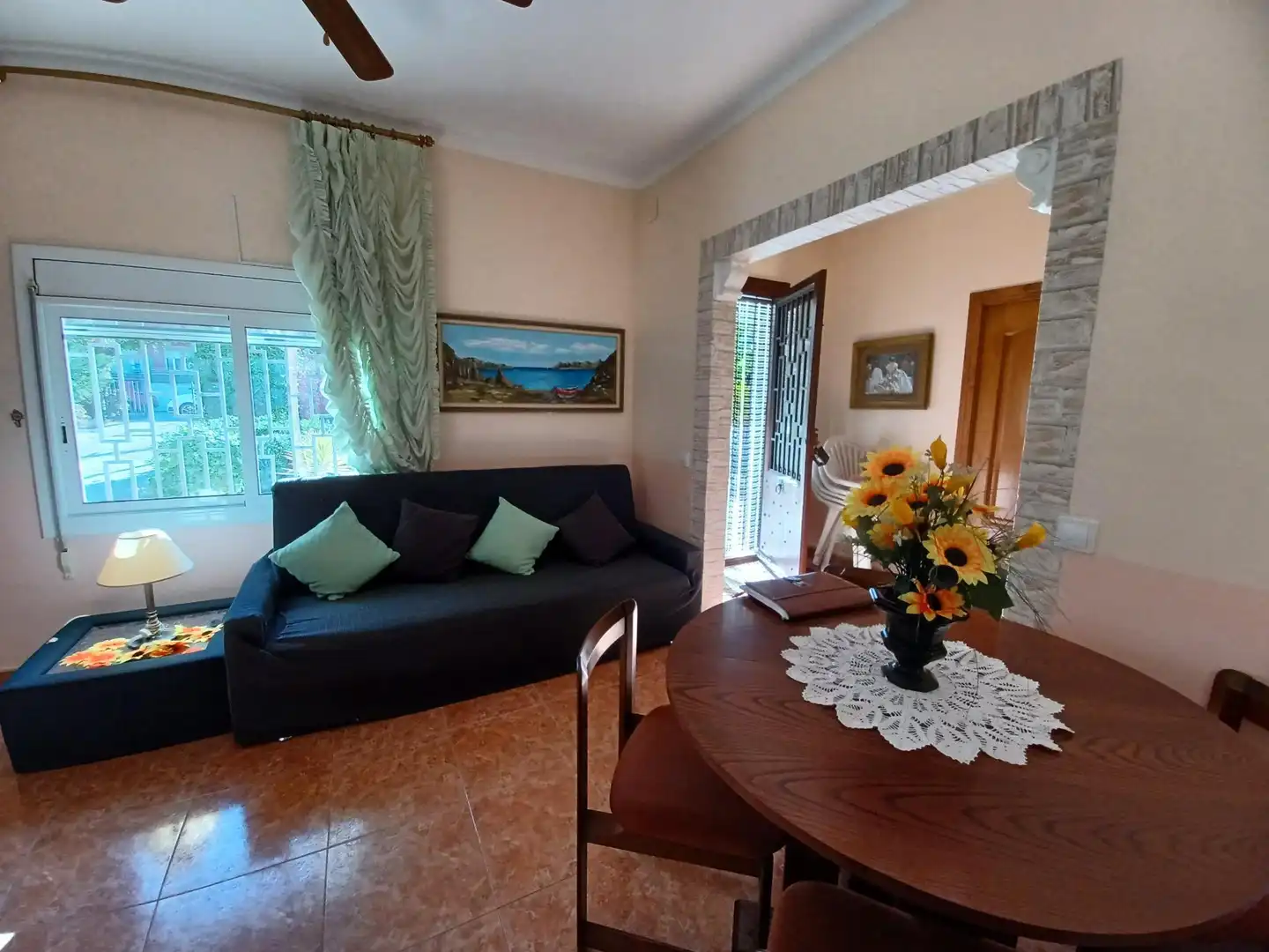 Sala d'estar de Casa o xalet en venda en Cubelles amb Jardí privat