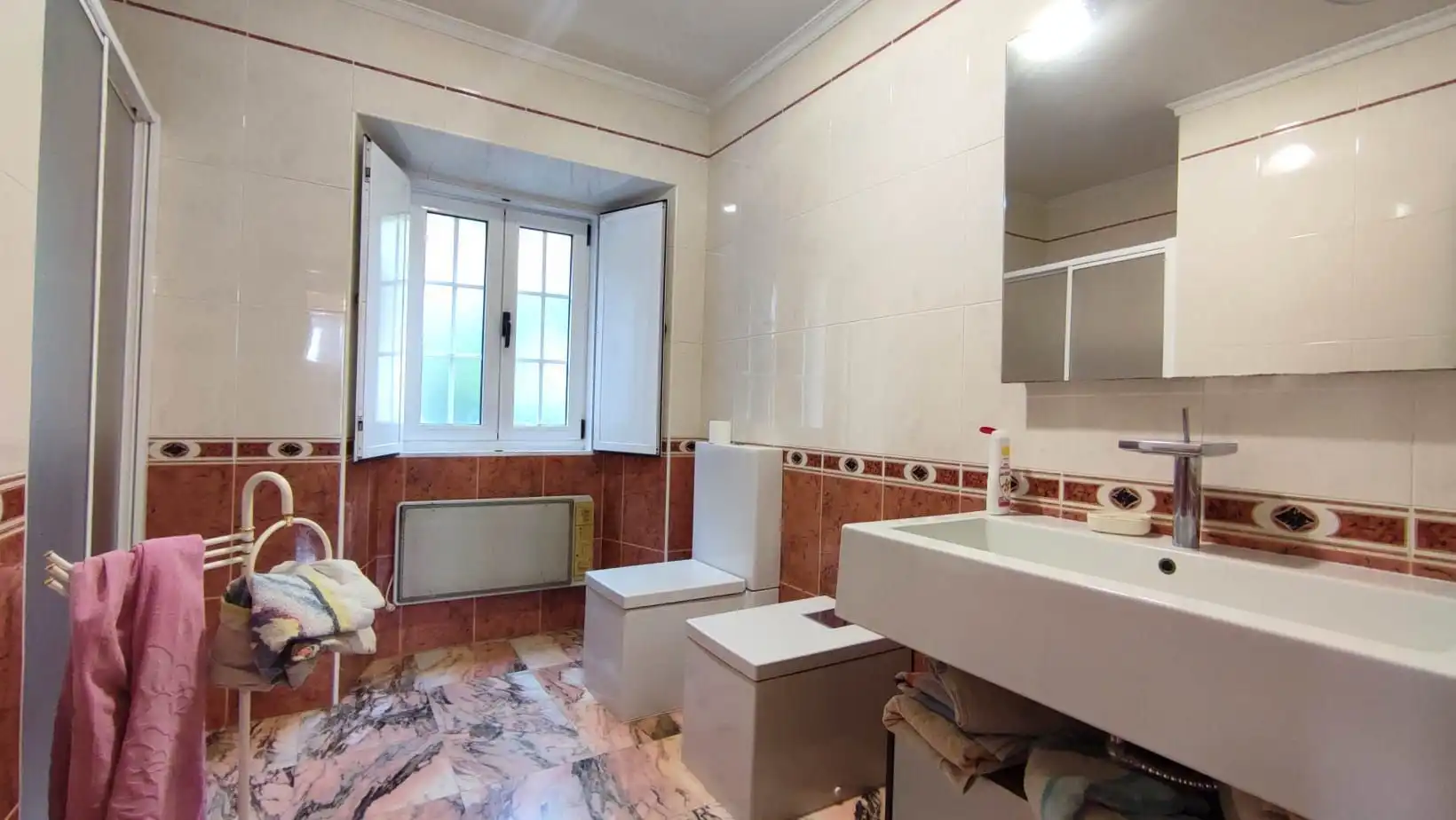 Baño de Casa o chalet de alquiler en Oleiros con Jardín privado, Terraza y Amueblado