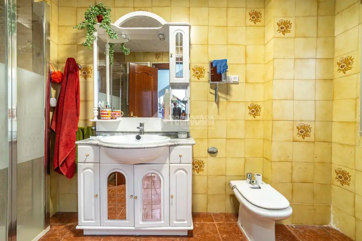 Badezimmer von Einfamilien-Reihenhaus zum Verkauf in Lanjarón mit Klimaanlage, Heizung und Terrasse