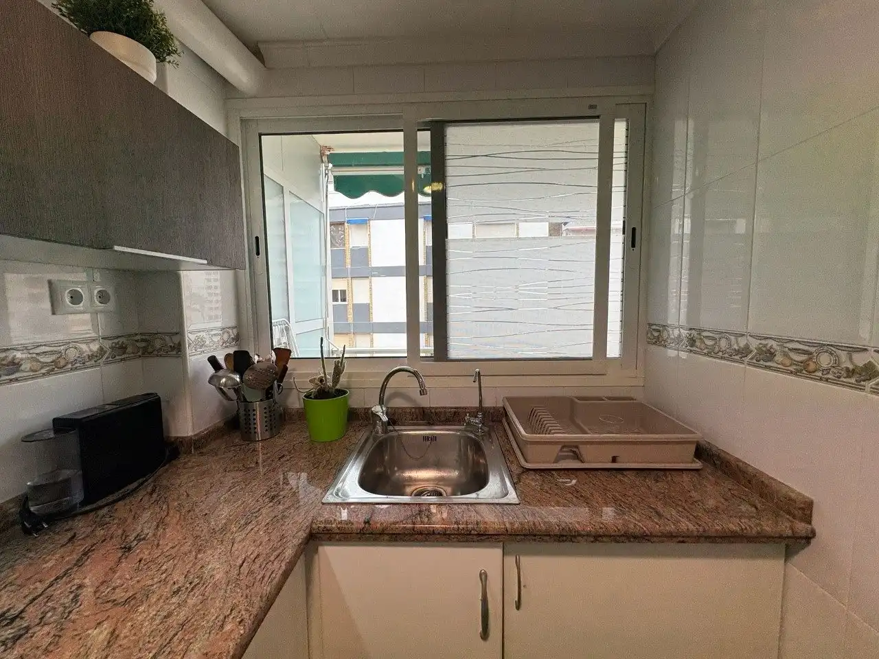 Küche von Wohnung zum Verkauf in Cullera mit Klimaanlage, Privatgarten und Terrasse