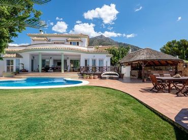Casa con piscina en venta en Istán