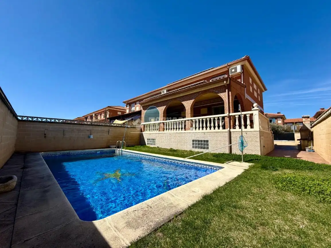 Piscina de Casa adosada en venta en Alovera con Aire acondicionado, Calefacción y Jardín privado