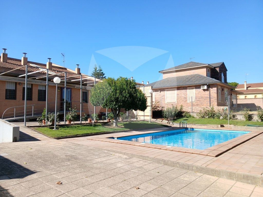 Swimming pool of House or chalet for sale in Badajoz Capital  with Air Conditioner, Private garden and Storage room