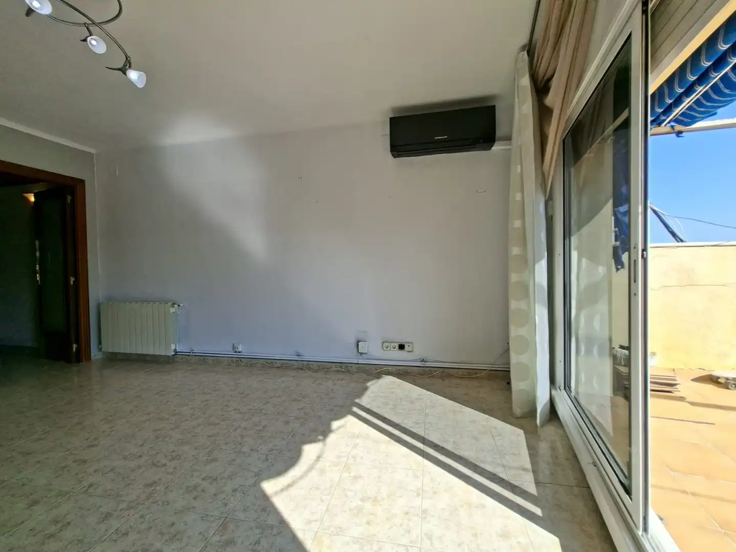 Wohnzimmer von Dachboden zum Verkauf in Badalona mit Klimaanlage, Heizung und Terrasse