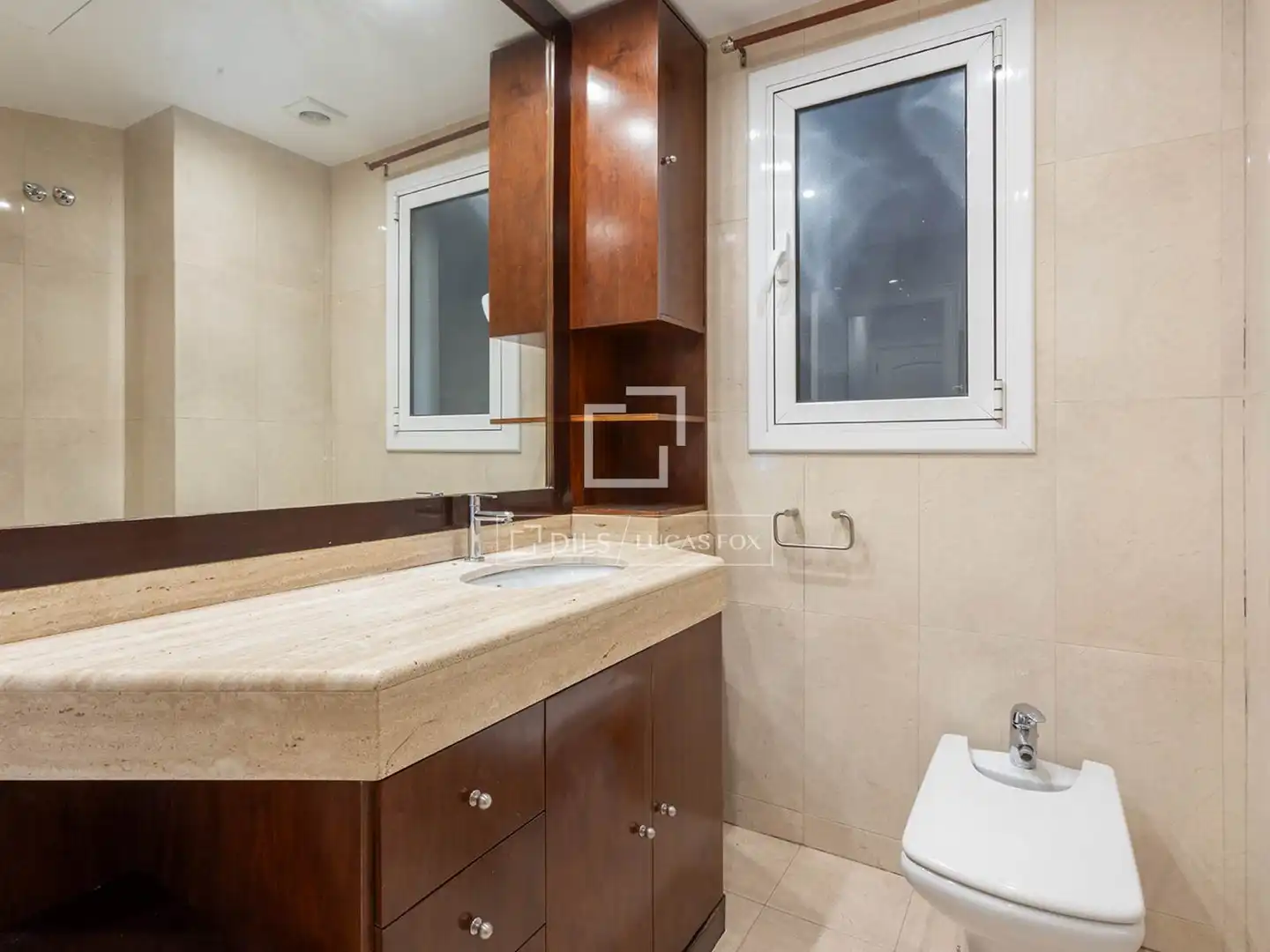 Badezimmer von Wohnung zum Verkauf in Barcelona mit Klimaanlage und Heizung