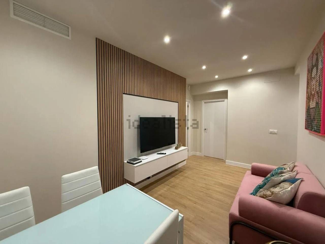 Sala d'estar de Estudi en venda en L'Hospitalet de Llobregat amb Parquet i Moblat