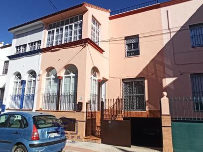 Vista exterior de Casa adosada en venda en La Algaba amb Aire condicionat i Terrassa