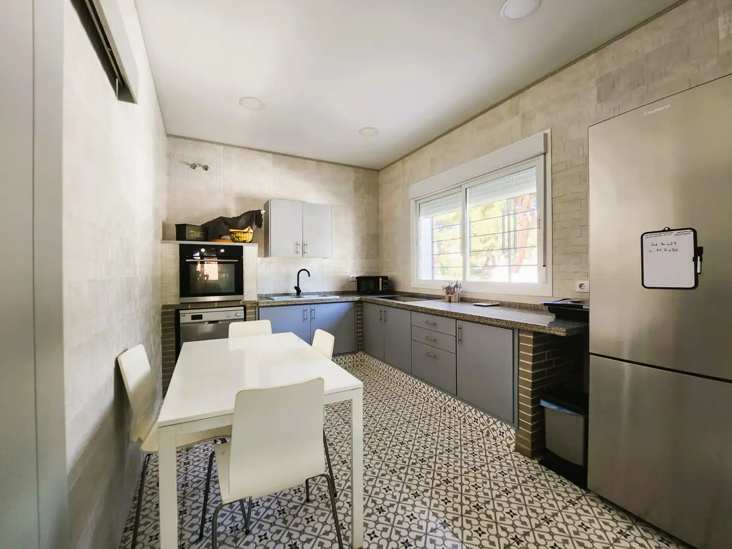 Cocina de Casa o chalet en venta en Alcalá de Guadaira con Aire acondicionado, Calefacción y Jardín privado
