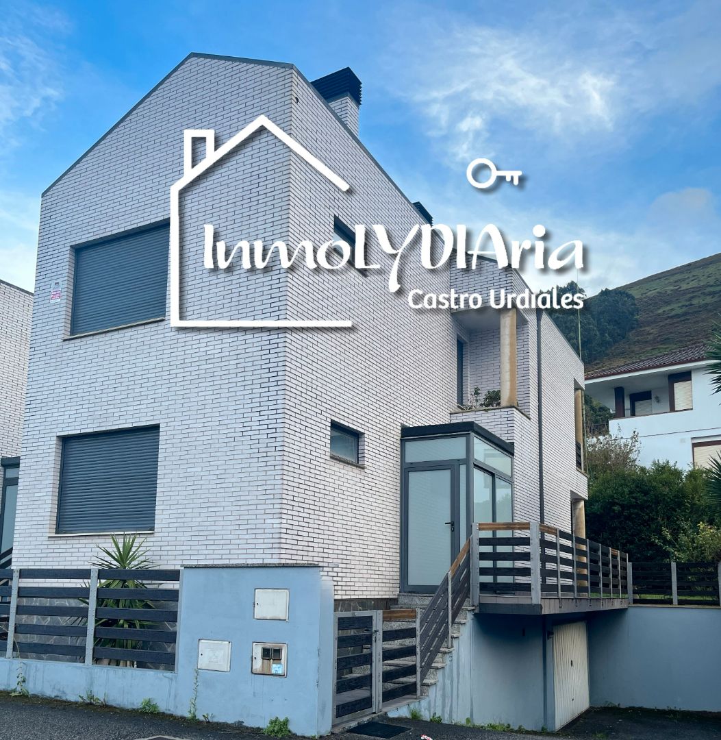 Vista exterior de Casa o xalet en venda en Castro-Urdiales amb Calefacció, Jardí privat i Parquet