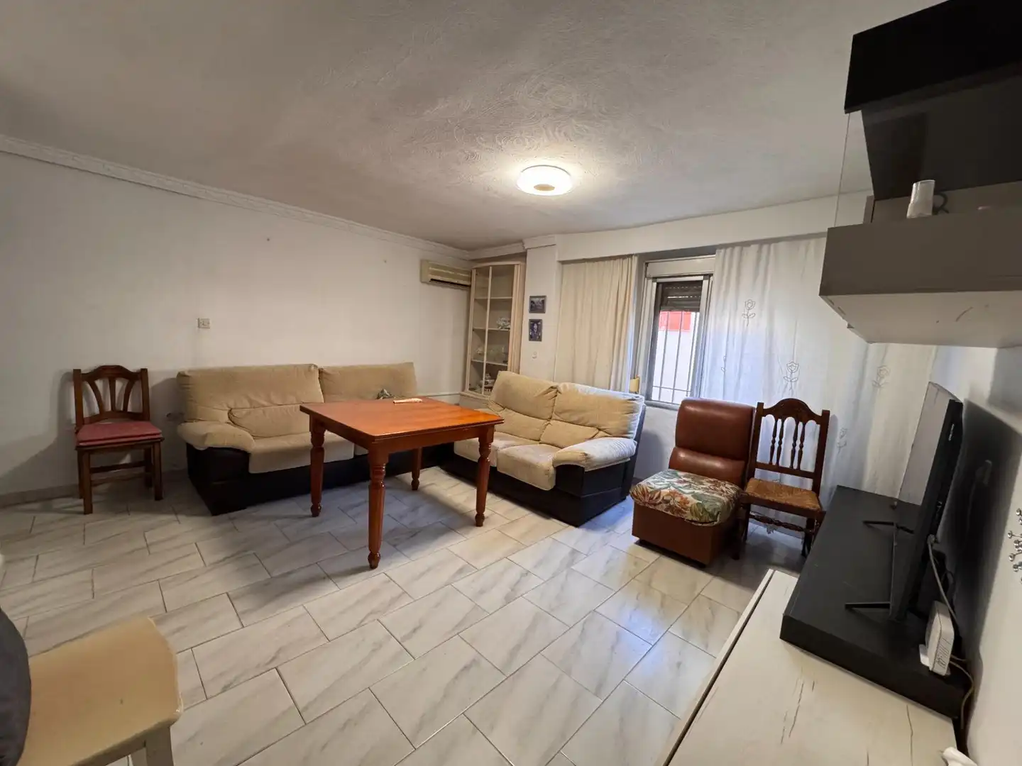 Sala de estar de Piso en venta en San Juan de Aznalfarache con Aire acondicionado