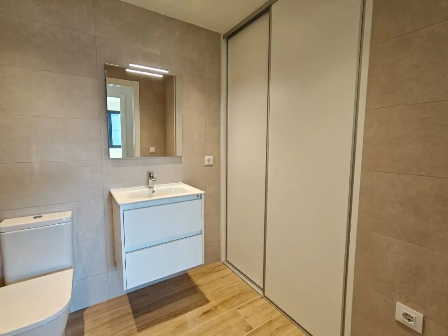 Bathroom of Flat for rent in Girona  with Air Conditioner, Heating and Terrace