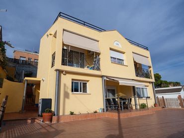 Casa amb balcó en venda a Sud