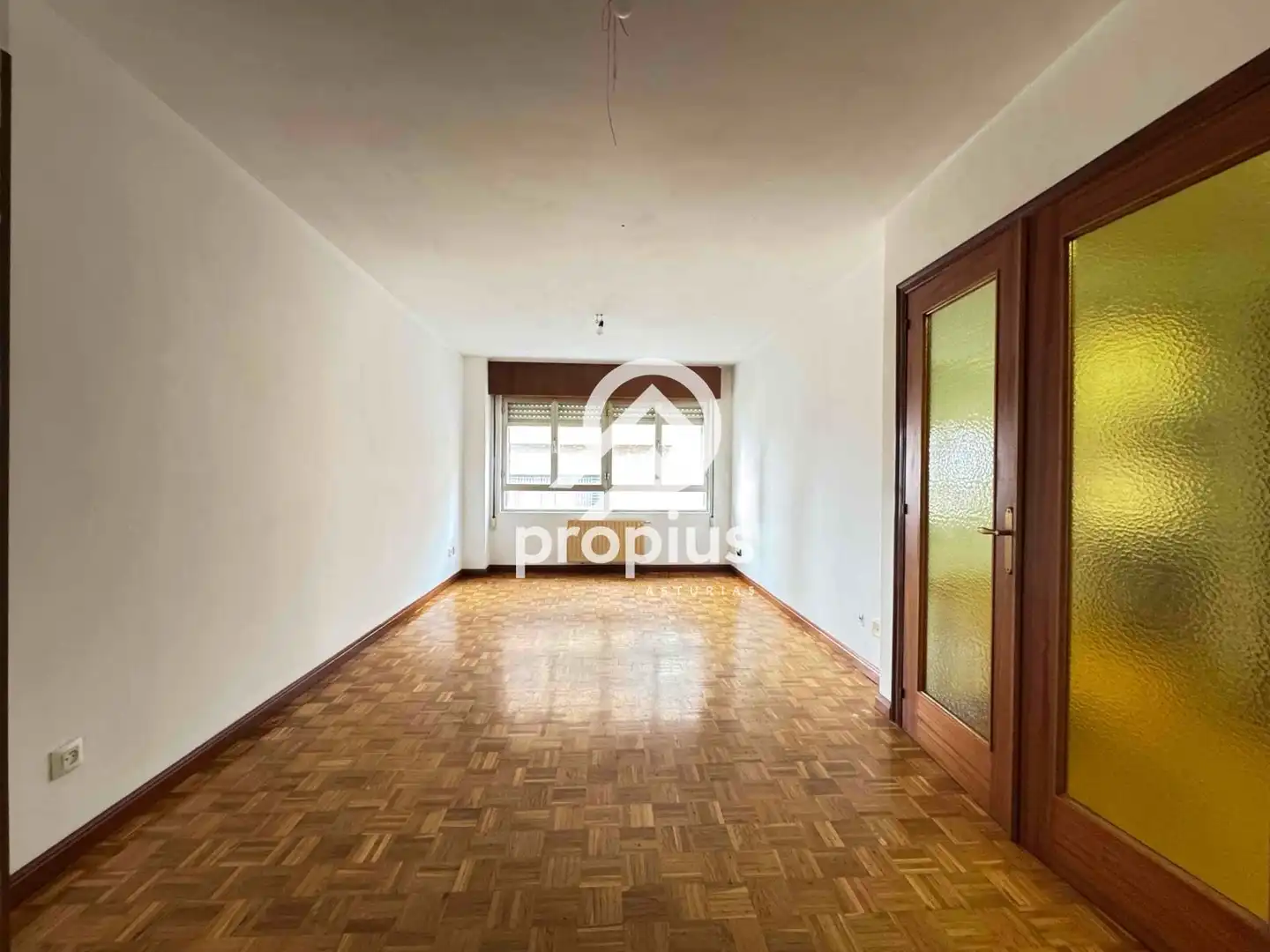 Sala de estar de Piso en venta en Oviedo  con Calefacción, Parquet y Terraza