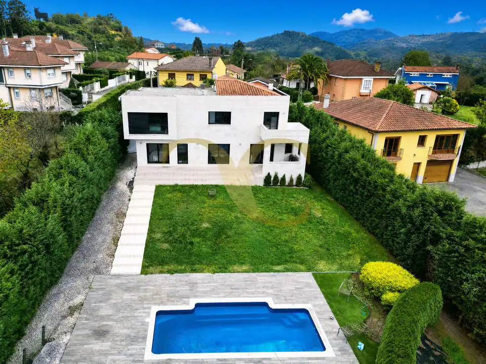 Vista exterior de Casa o xalet en venda en Oviedo  amb Calefacció, Jardí privat i Terrassa