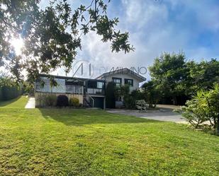 Vista exterior de Casa o xalet en venda en Poio amb Calefacció, Jardí privat i Parquet