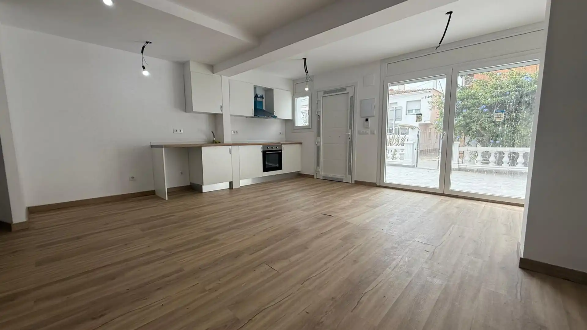 Einfamilien-Reihenhaus zum Verkauf in Empuriabrava mit Privatgarten, Terrasse und Ofen