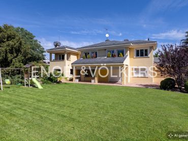 Casa con balcón en venta en Urbanización La Moraleja