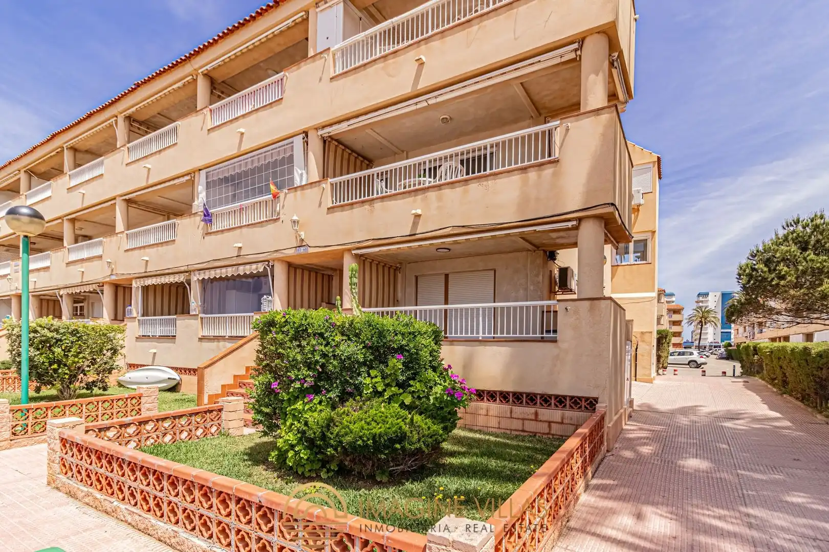 Vista exterior de Apartamento en venta en La Manga del Mar Menor con Amueblado y Piscina comunitaria