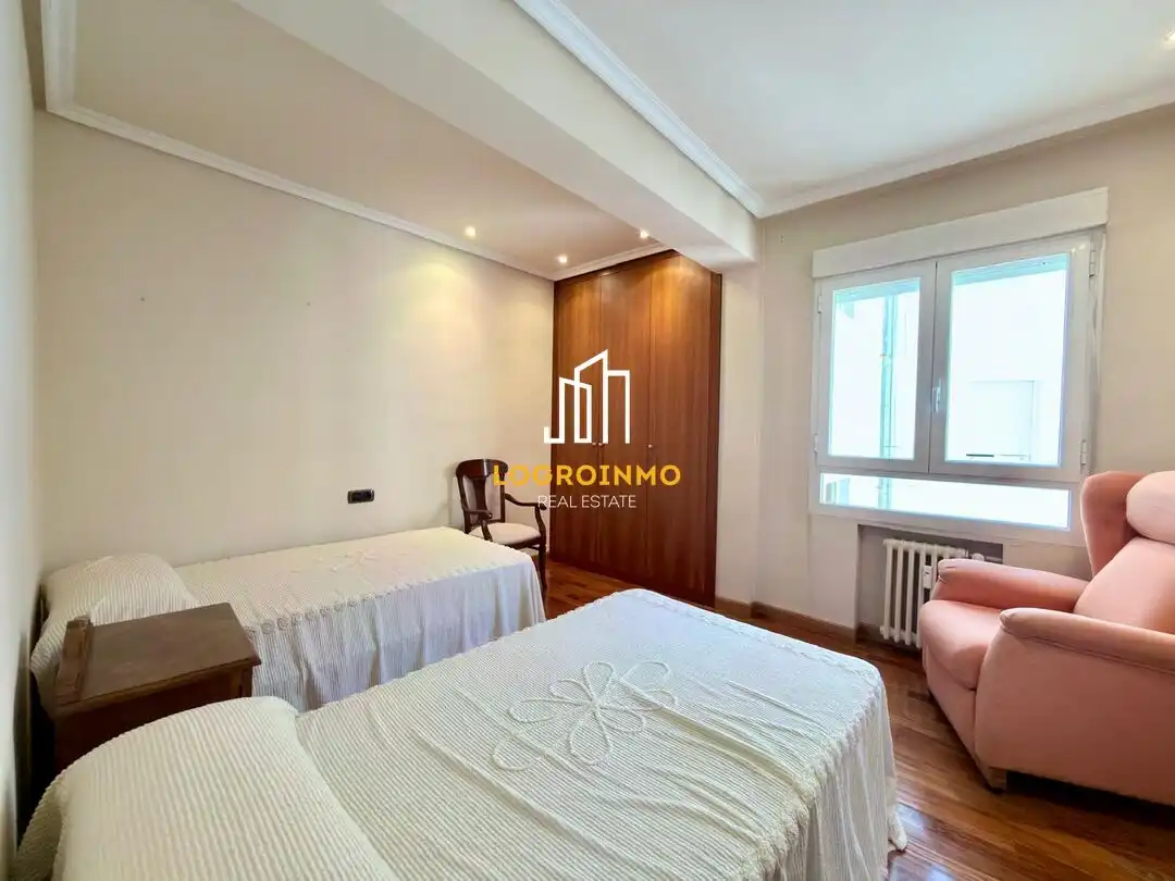 Bedroom of Flat for rent in  Logroño  with Air Conditioner, Heating and Terrace