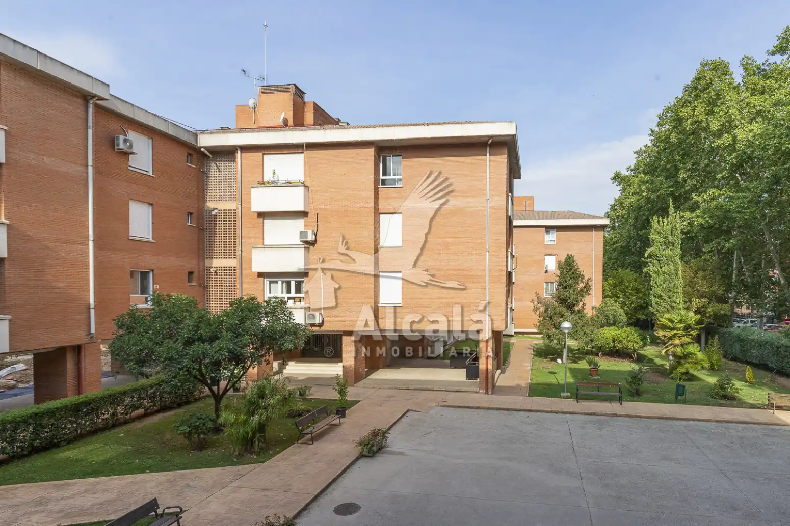 Vista exterior de Pis en venda en Alcalá de Henares amb Aire condicionat, Calefacció i Moblat