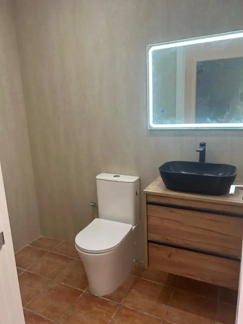 Baño de Casa adosada en venta en Vilanova i la Geltrú con Aire acondicionado, Calefacción y Jardín privado