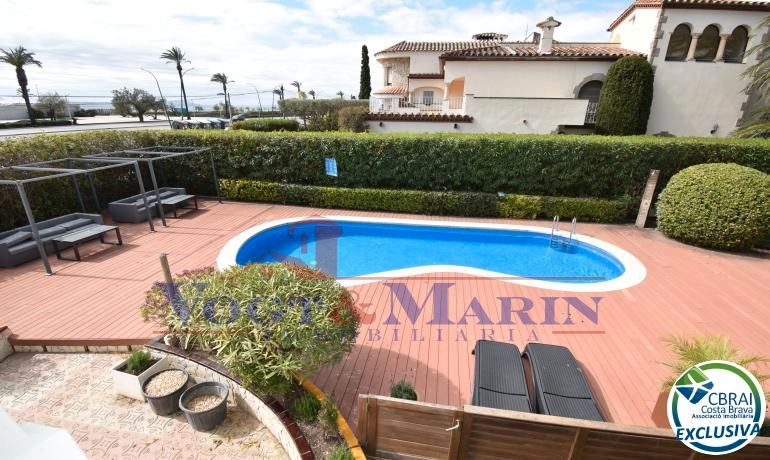 Jardí de Edifici en venda en Empuriabrava amb Piscina comunitària