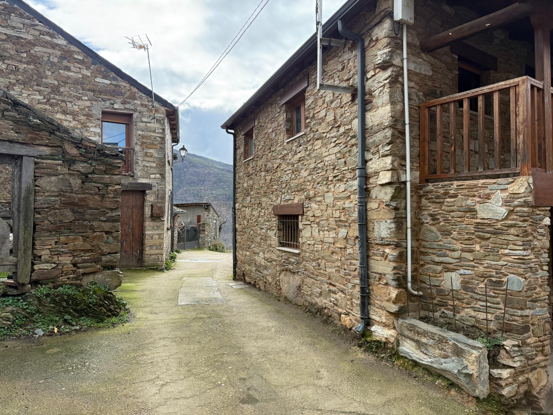 Vista exterior de Finca rústica en venda en Ponferrada amb Terrassa
