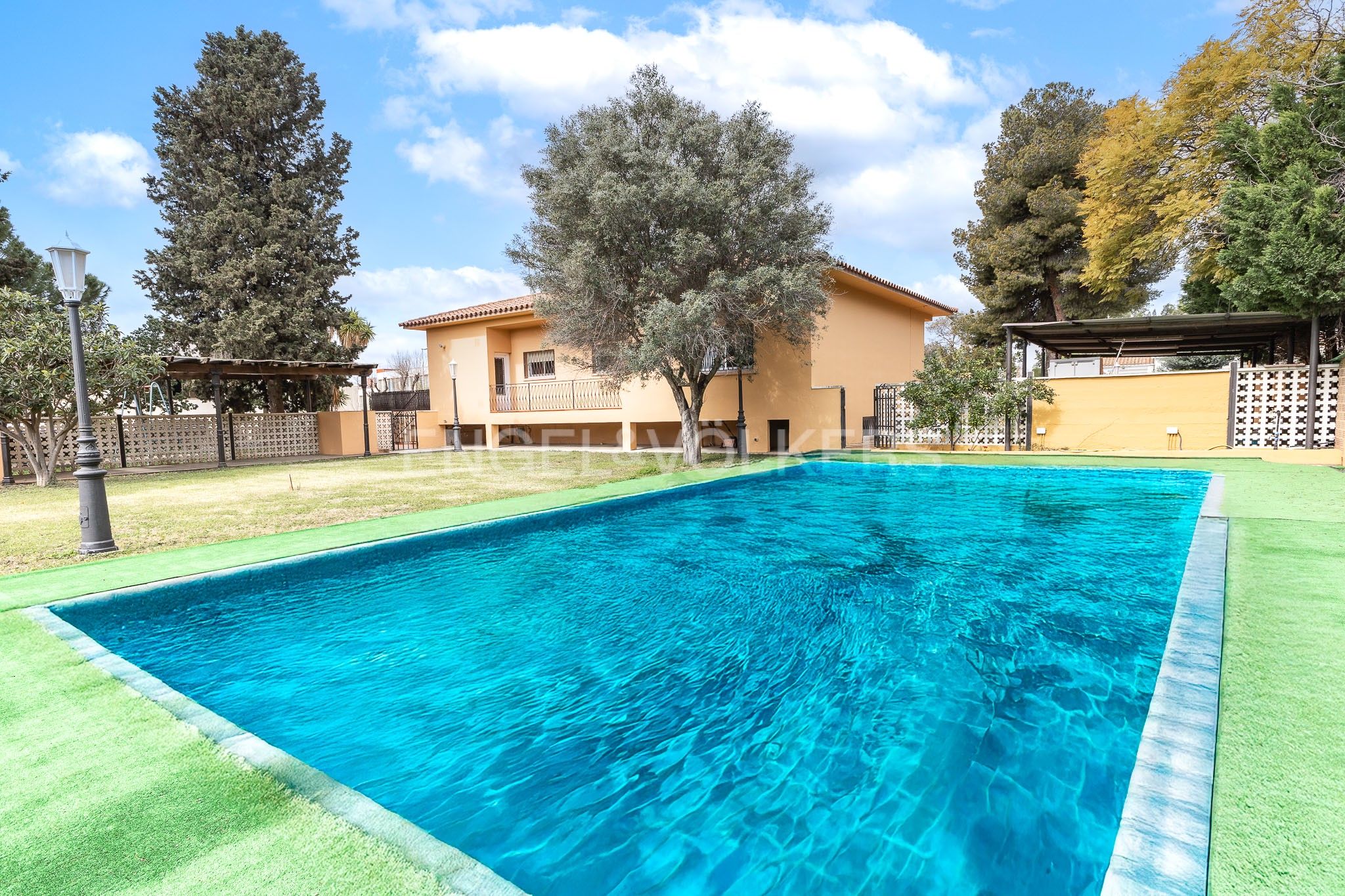 Piscina de Casa o xalet de lloguer en Sant Just Desvern amb Calefacció, Jardí privat i Terrassa