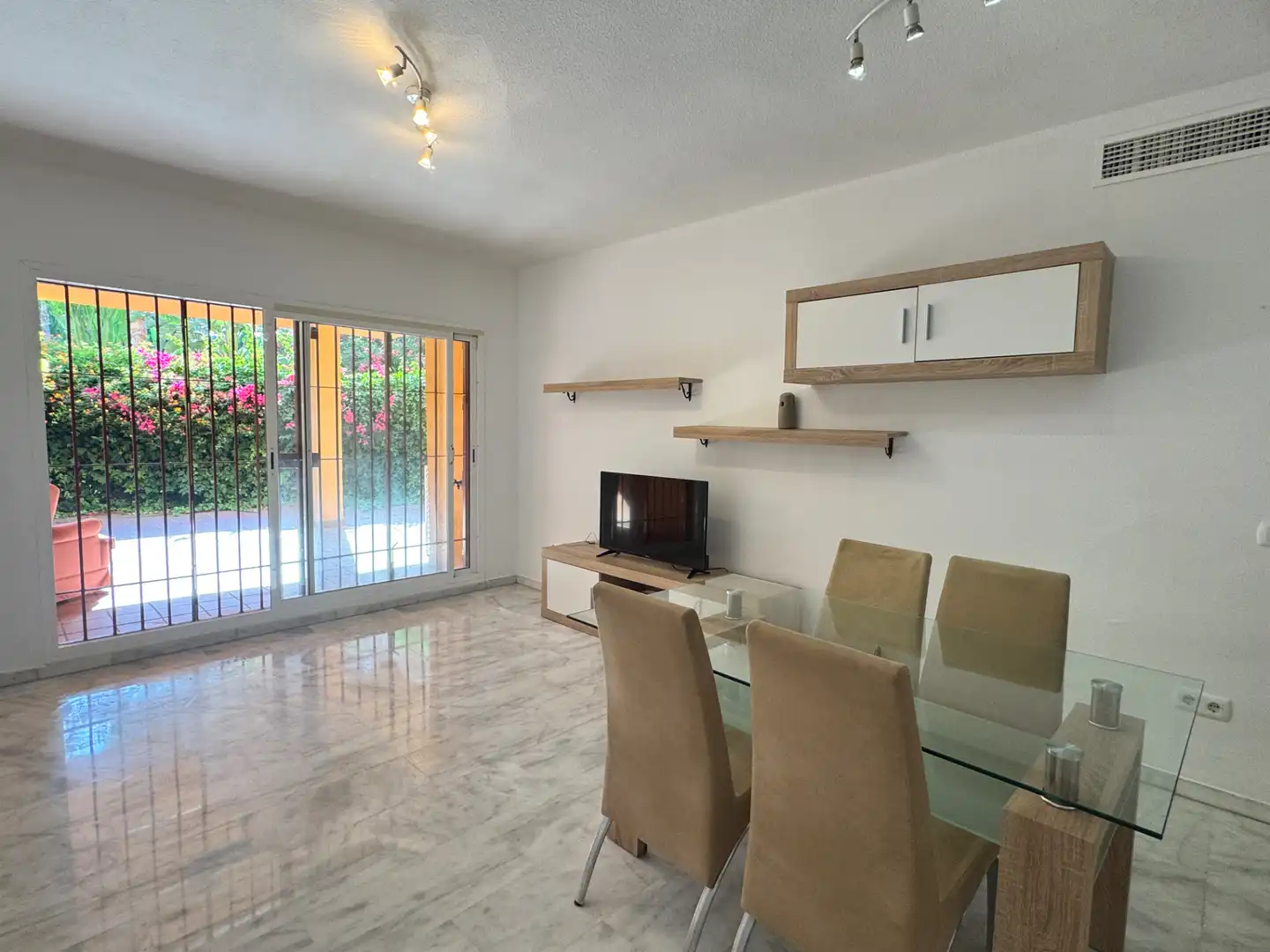 Wohnzimmer von Erdgeschoss zum Verkauf in Marbella mit Klimaanlage, Privatgarten und Abstellraum