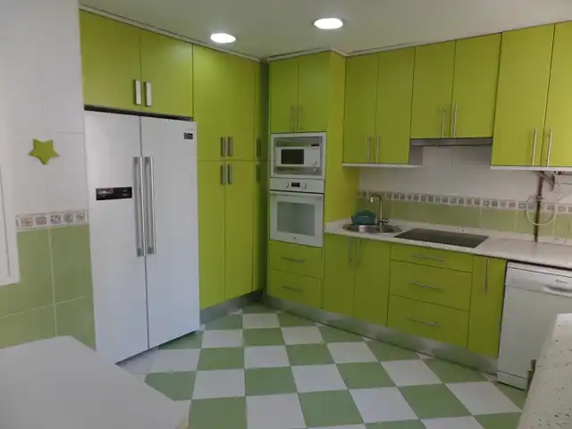 Cuina de Pis de lloguer en Madrid amb Aire condicionat, Calefacció i Forn