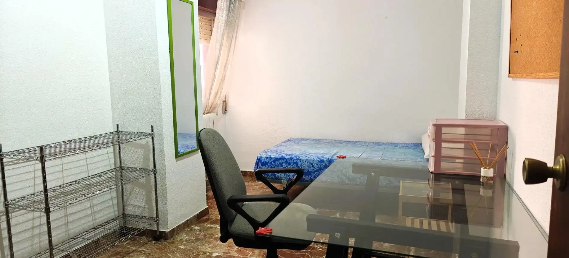 Habitación de Piso de alquiler en Granada con Terraza y Amueblado