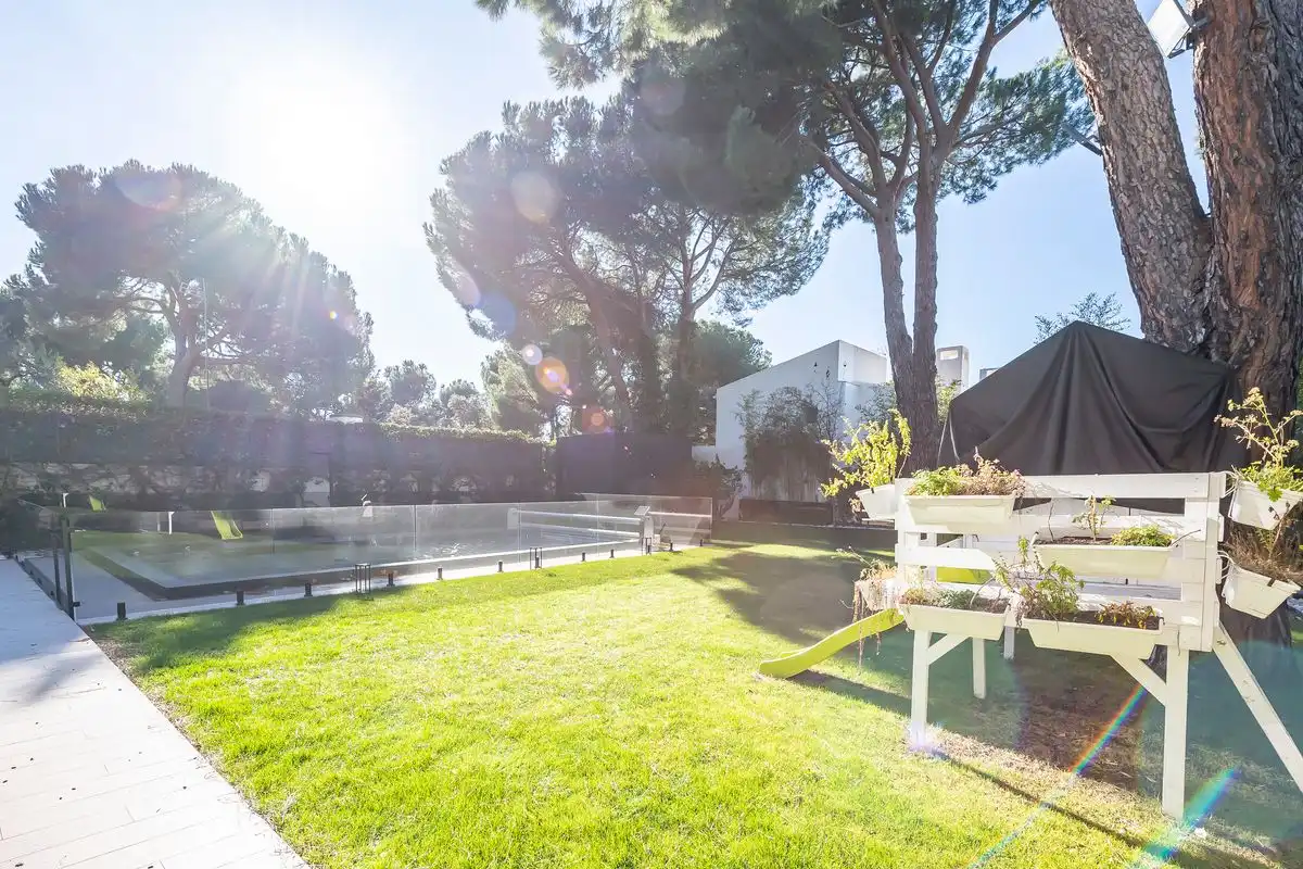 Jardí de Casa o xalet en venda en Pozuelo de Alarcón amb Aire condicionat, Calefacció i Jardí privat