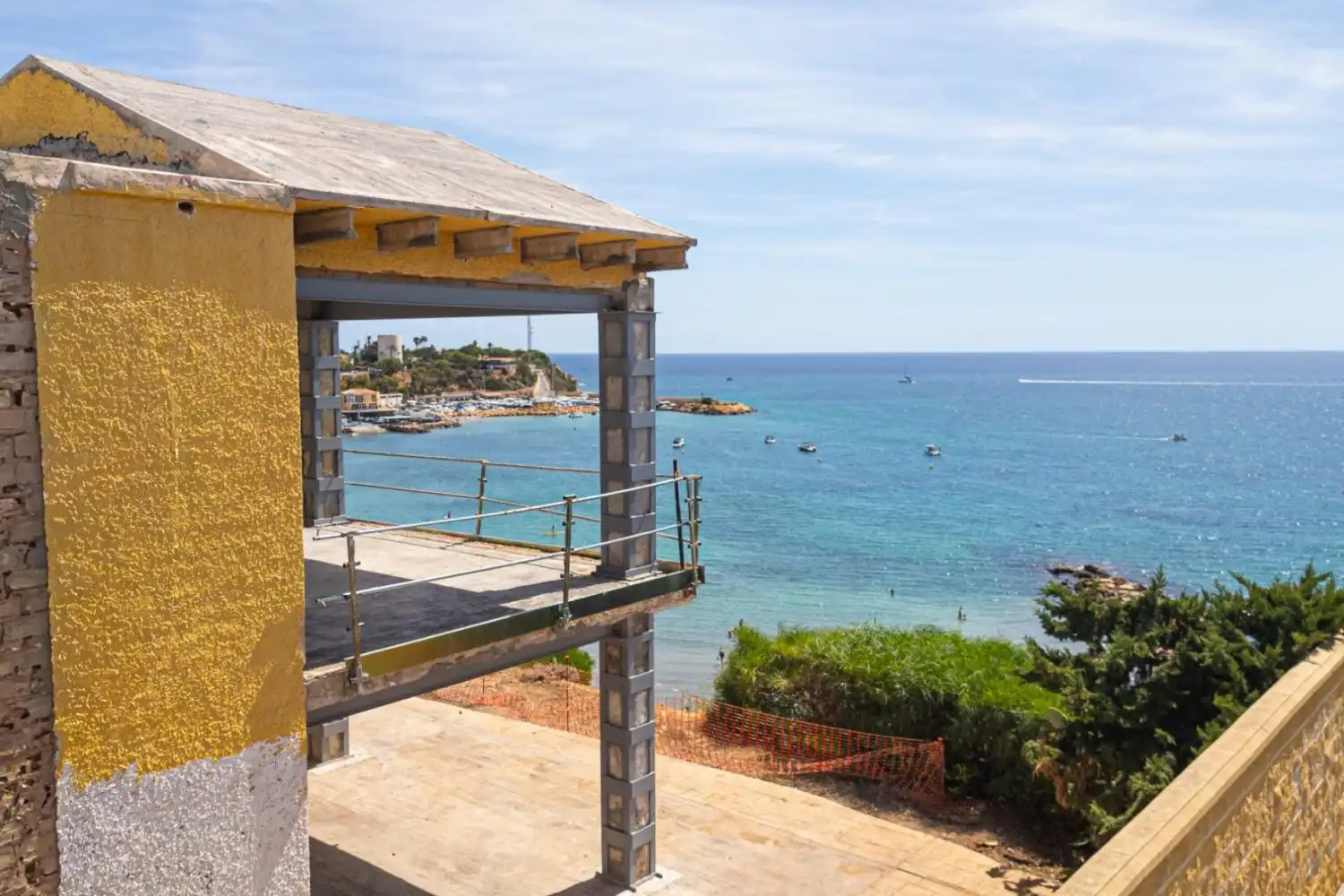Chalet con piscina en venta en La Caleta, imagen 2