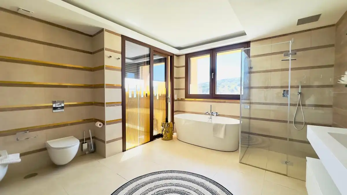 Bathroom of Flat for sale in Mijas  with Air Conditioner, Terrace and Storage room