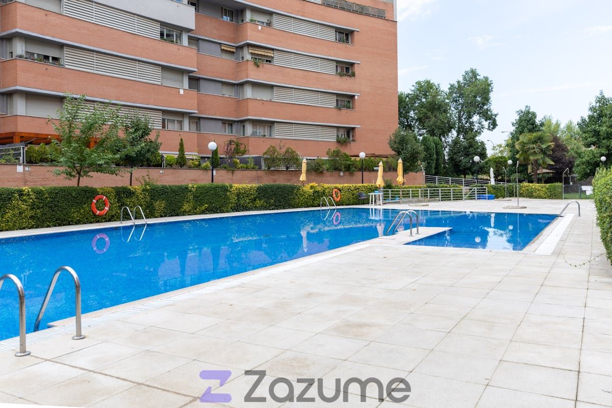 Swimming pool of Flat to rent in  Madrid Capital  with Air Conditioner, Heating and Parquet flooring