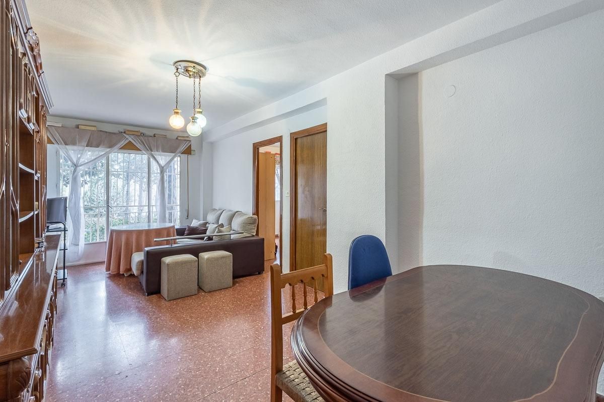 Dining room of Flat for sale in  Granada Capital