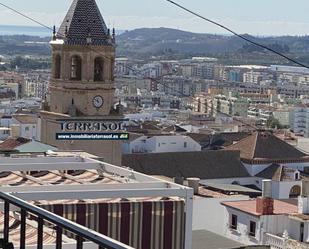 Vista exterior de Casa o xalet en venda en Vélez-Málaga amb Aire condicionat, Terrassa i Traster