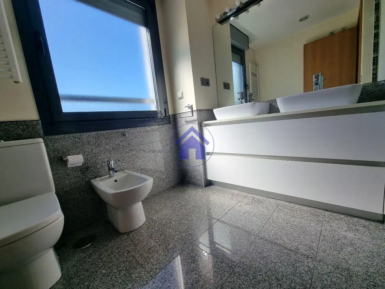 Badezimmer von Wohnungen zur Miete in Vigo  mit Heizung, Parkett und Abstellraum