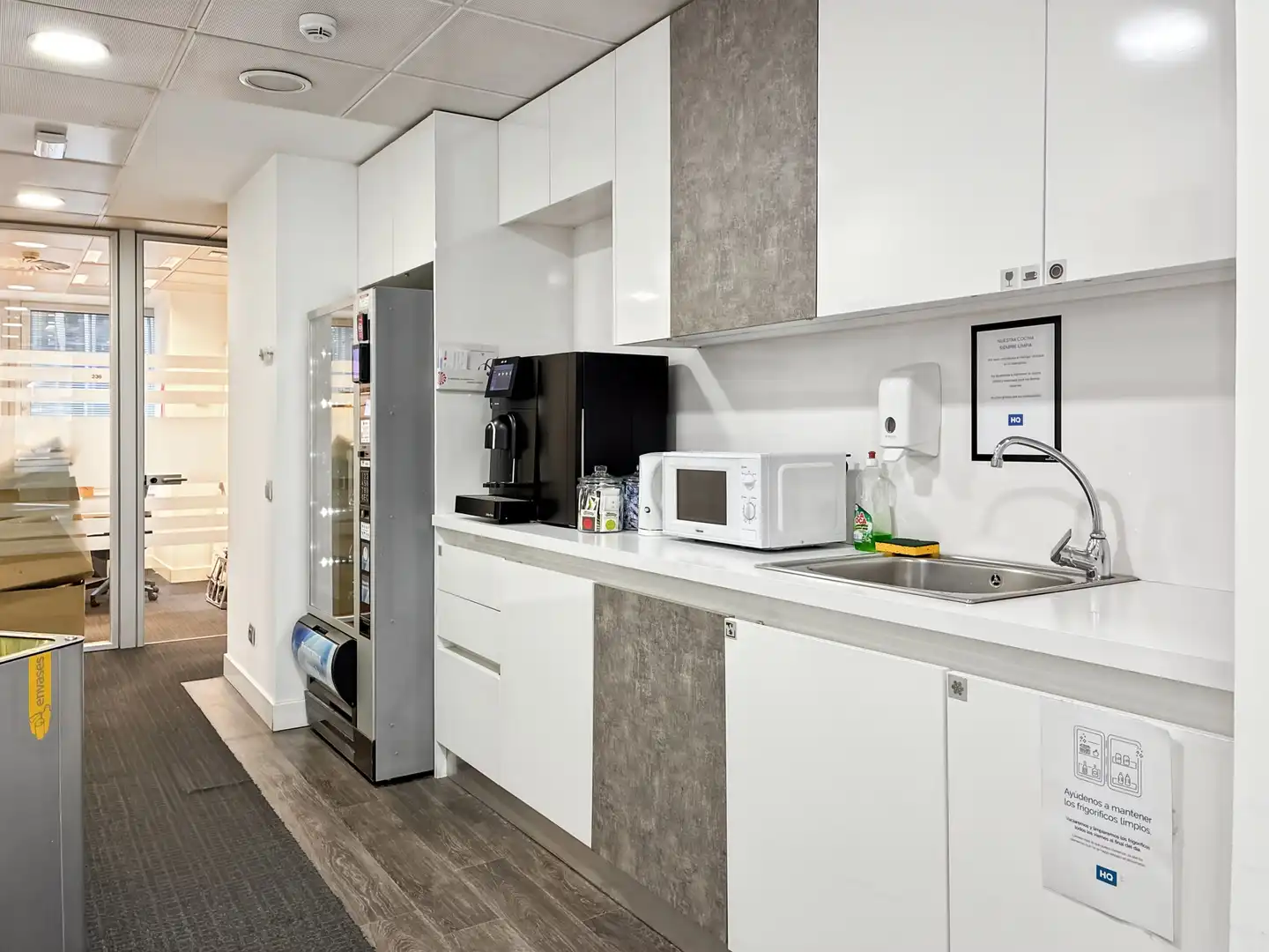 Cocina de Oficina de alquiler en Madrid con Aire acondicionado, Calefacción y Amueblado