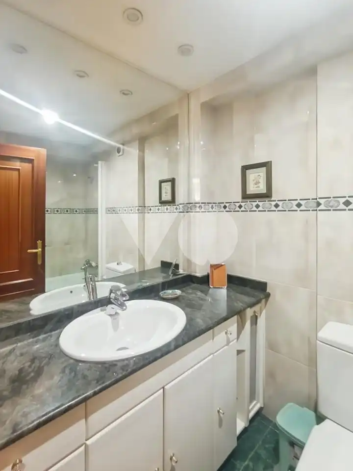 Badezimmer von Wohnung zum Verkauf in Madrid mit Heizung, Parkett und Terrasse