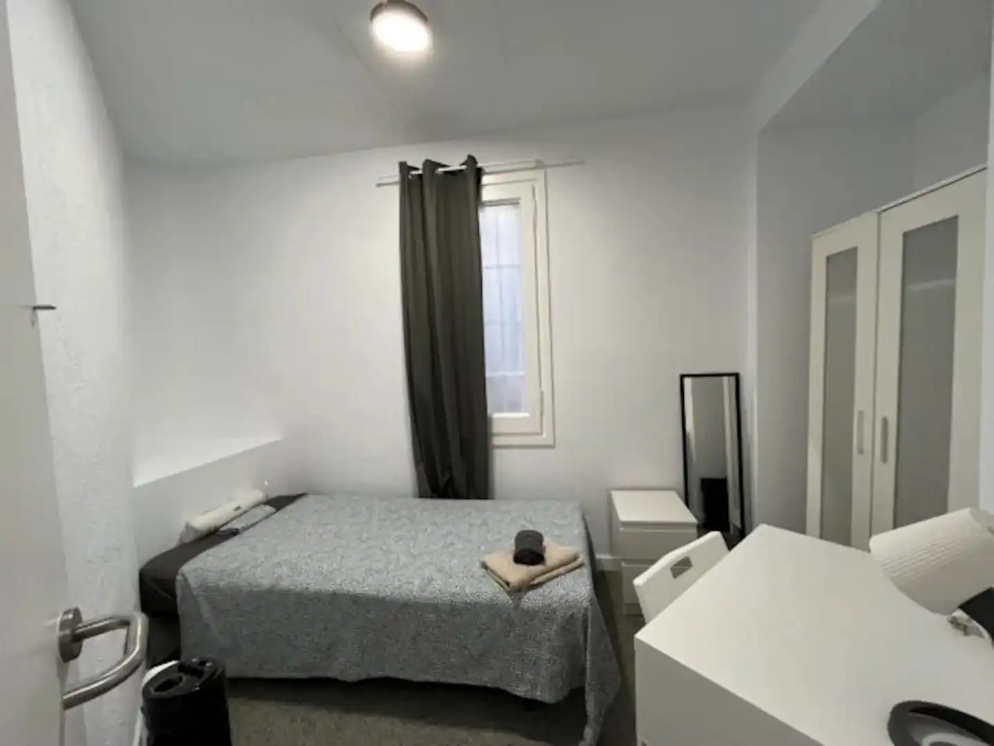 Bedroom of Flat for share in Eixample