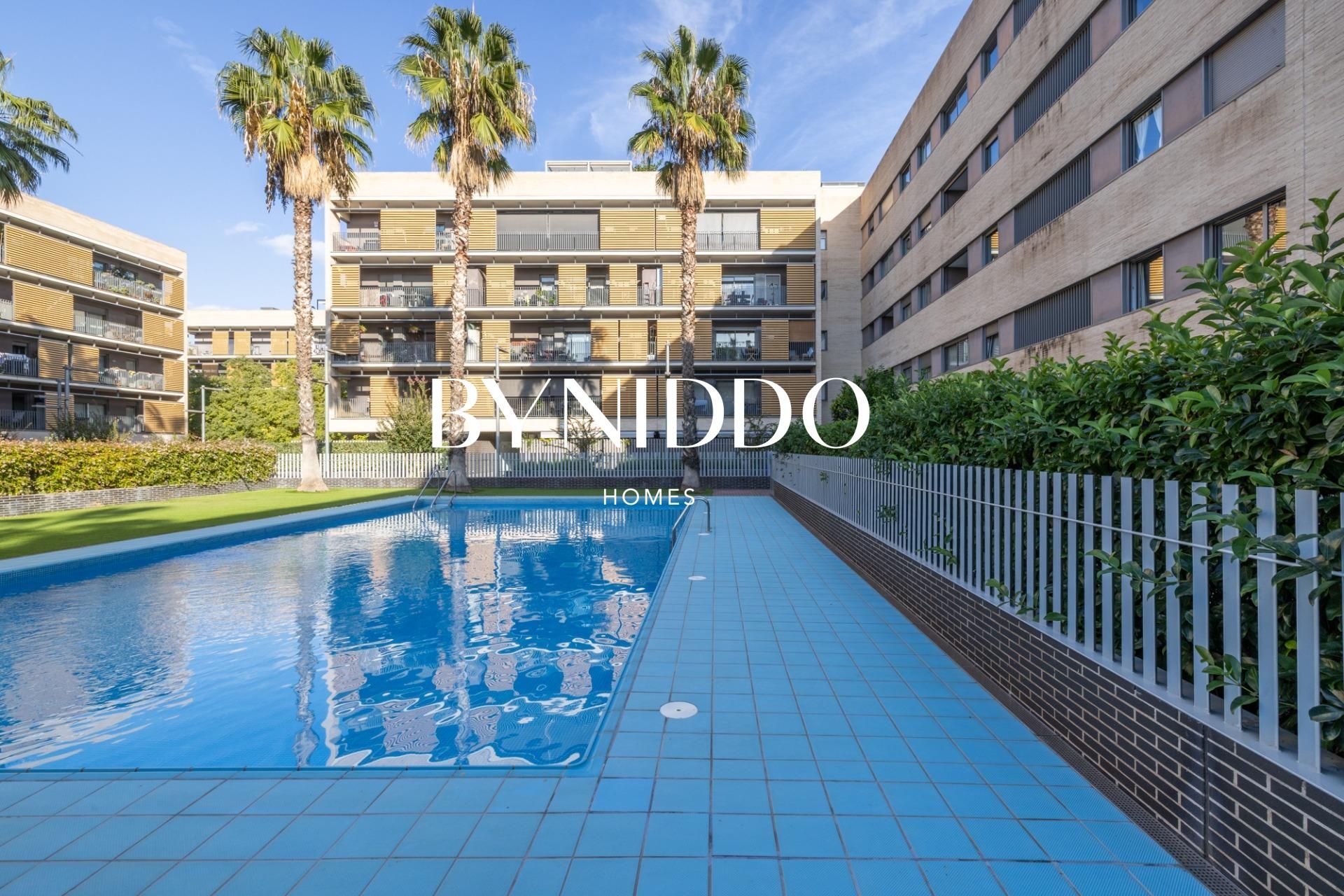 Exterior view of Flat for sale in Sant Cugat del Vallès  with Heating, Parquet flooring and Terrace