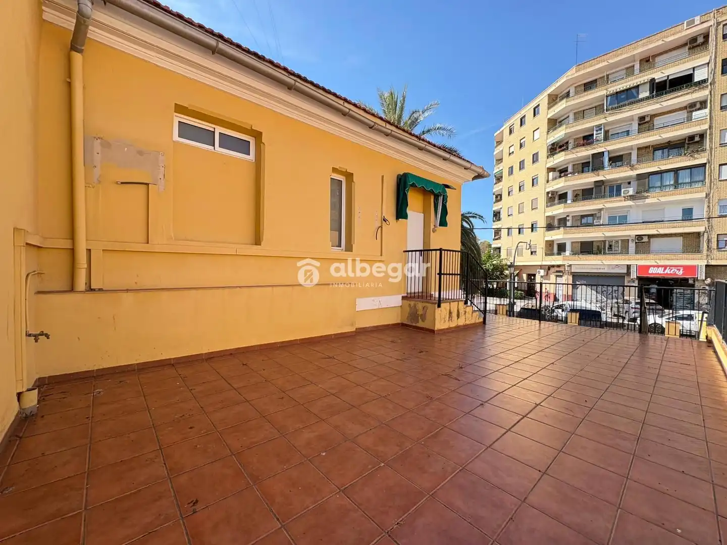 Vista exterior de Casa adosada en venda en Valencia amb Aire condicionat i Alarma