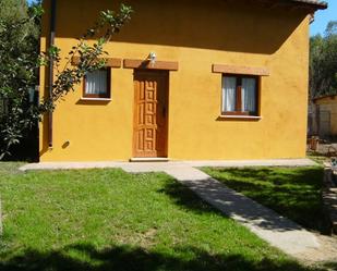 Vista exterior de Casa o xalet en venda en León Capital  amb Aire condicionat, Piscina i Balcó