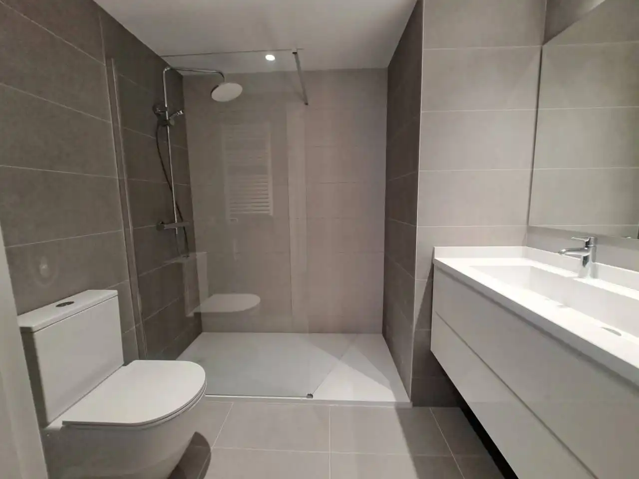 Baño de Piso de alquiler en Sabadell con Aire acondicionado, Calefacción y Parquet