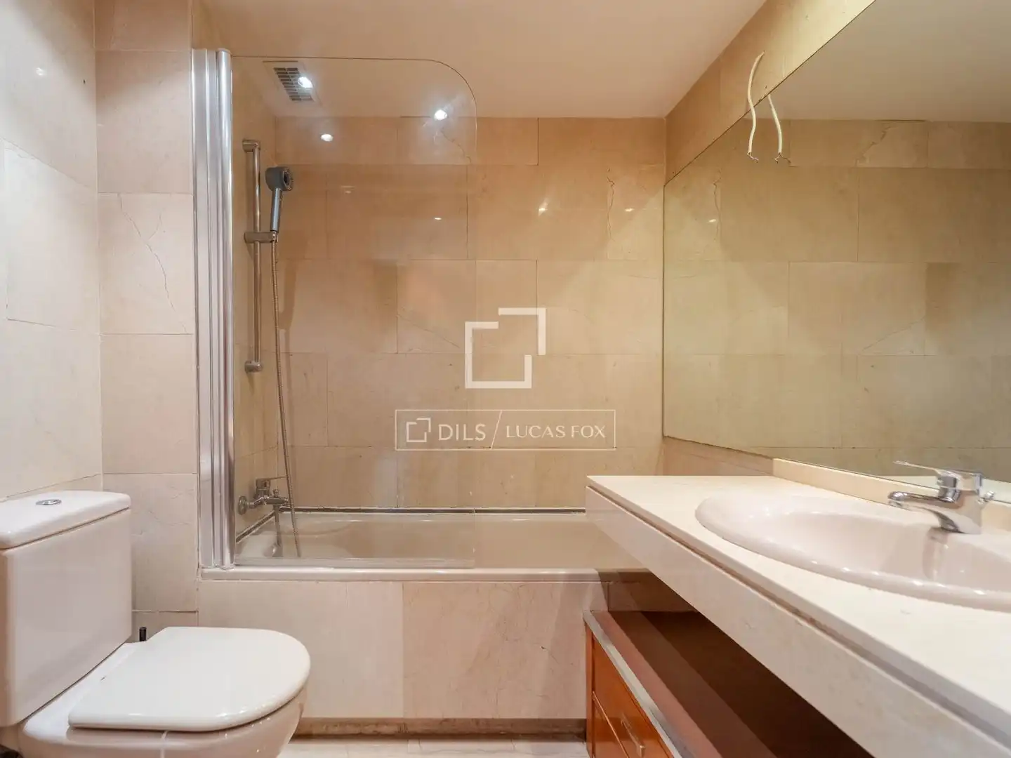 Baño de Piso en venta en Valencia con Aire acondicionado, Calefacción y Jardín privado